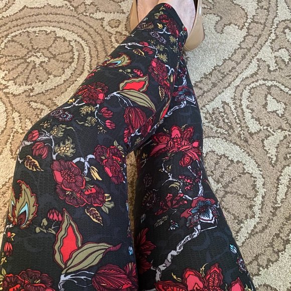 EUC LuLaRoe Black with Flowers Leggings OS - Picture 1 of 4